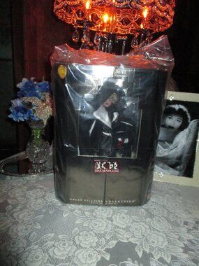 Cruella De Vil/Power in Pinstripes/101 Dalmatians/Great Villains Collection